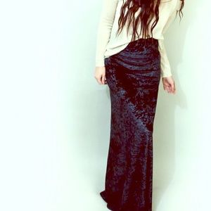 ✨3/$15 90s Black Velvet Maxi Skirt